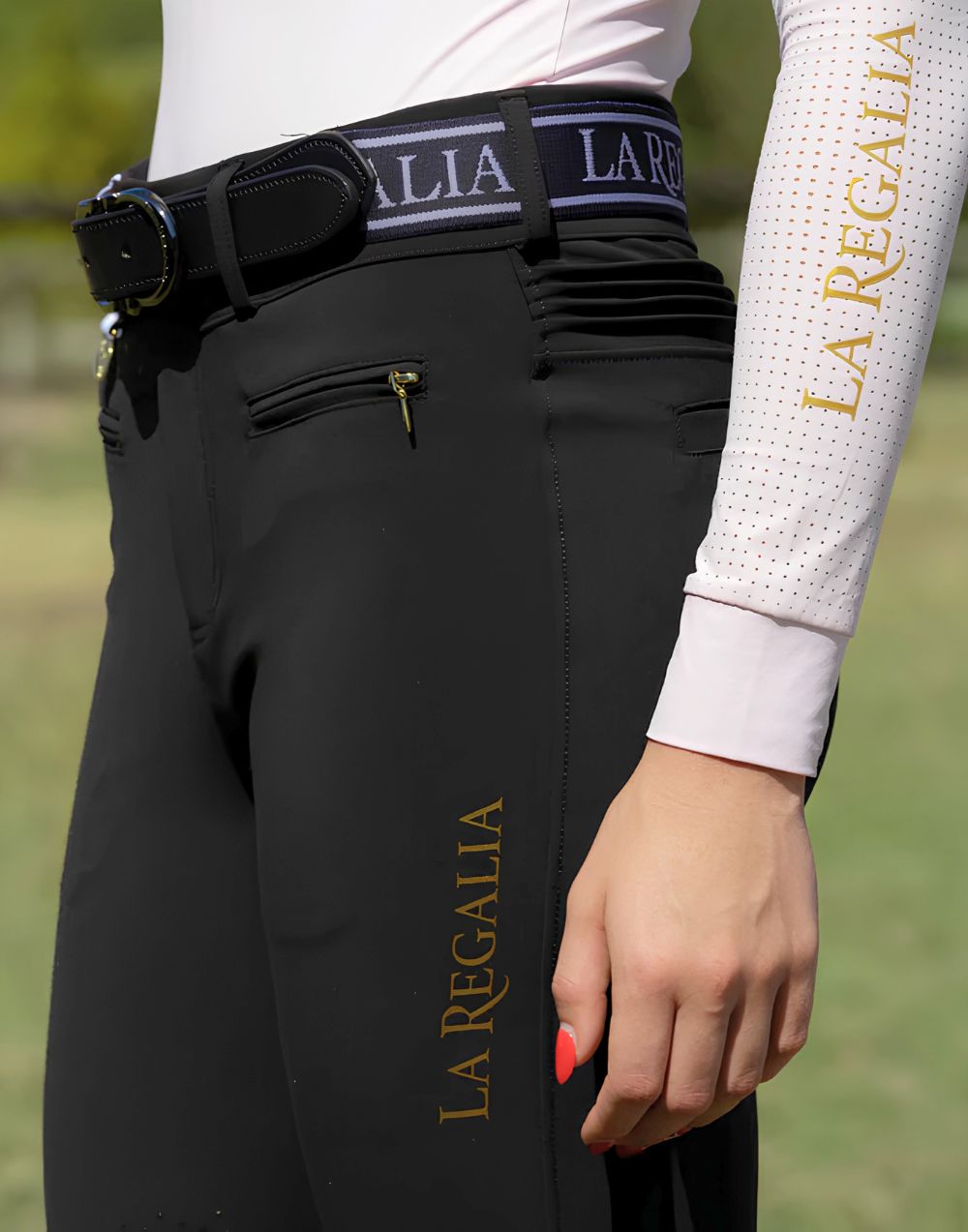 La Regalia Gato Breeches in black with high waist, half-sticky knee grip, ribbed back panel and seamless seat